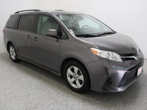 Used 2018 Toyota Sienna LE FWD image 4