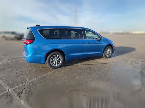 New 2026 Chrysler Pacifica Limited image 13