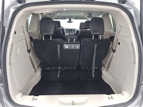 Used 2020 Chrysler Pacifica Touring-L image 18