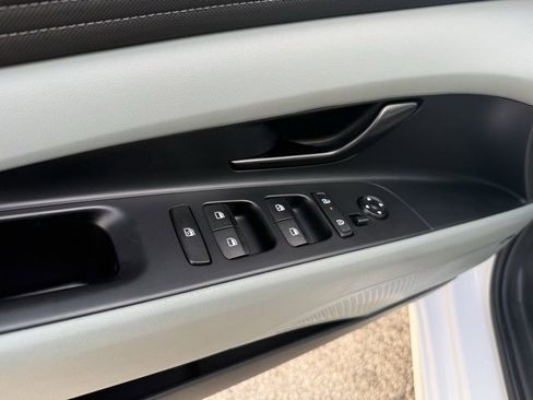 Used 2024 Hyundai Elantra Limited image 18