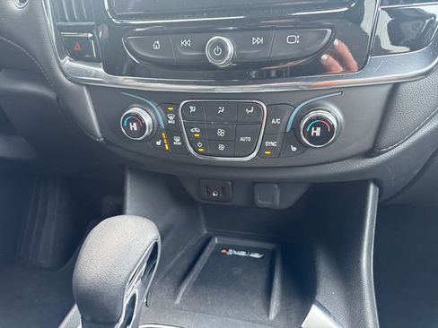 Used 2023 Chevrolet Traverse LT image 19