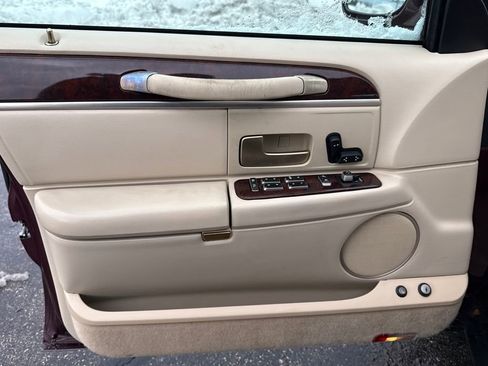 Used 2006 Lincoln Town Car Signature image 15