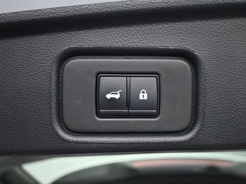 Used 2025 Nissan Pathfinder SL FWD image 17