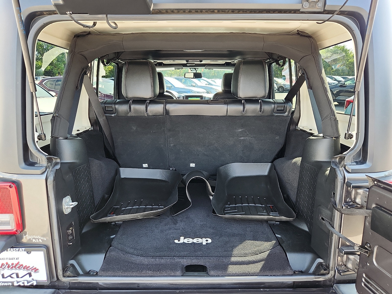 Used 2017 Jeep Wrangler Unlimited Sahara w/ Connectivity Group AWD/4WD image 29