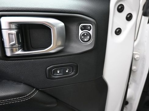 Used 2018 Jeep Wrangler Unlimited Sahara AWD/4WD image 26