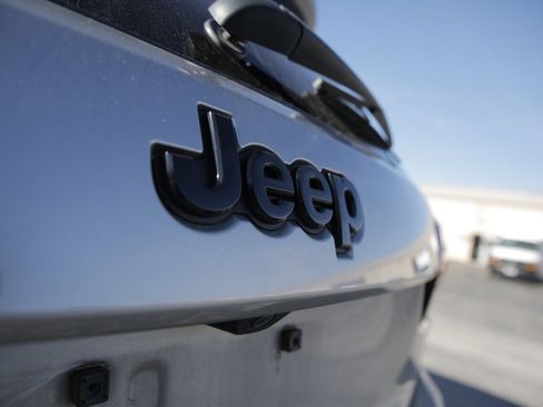 Used 2018 Jeep Grand Cherokee Altitude image 29