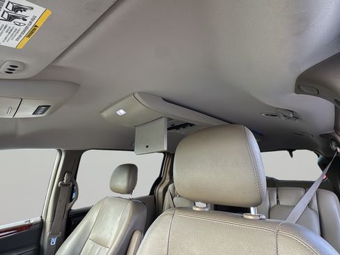 Used 2012 Chrysler Town & Country Touring w/ Entertainment Group #1 FWD image 32