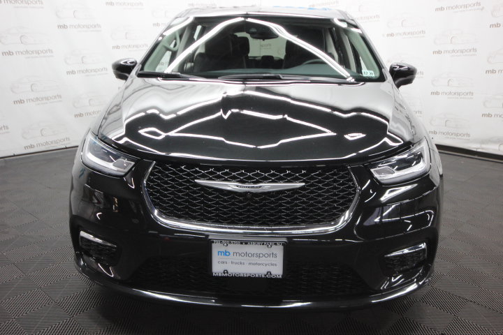Used 2023 Chrysler Pacifica Touring-L FWD image 11