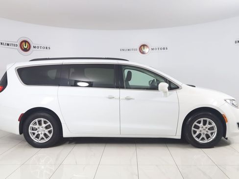 Used 2020 Chrysler Pacifica Touring FWD image 2