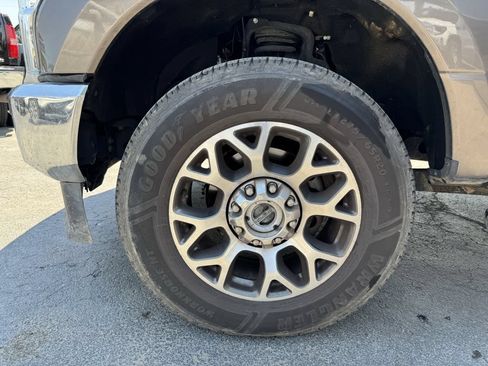 Used 2021 Ford F250 Lariat w/ Lariat Ultimate Package AWD/4WD image 12