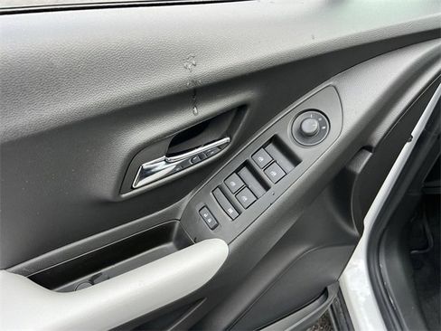 Used 2022 Chevrolet Trax LT w/ LT Convenience Package image 21