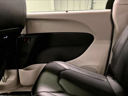 Used 2023 Chrysler Pacifica Touring-L FWD image 22