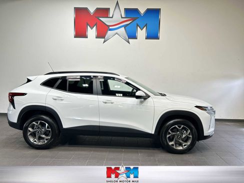Used 2024 Chevrolet Trax LT w/ Driver Confidence Package FWD image 1