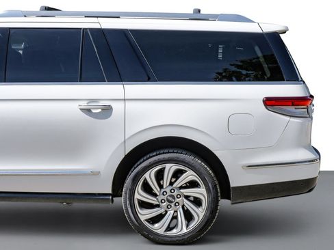 Used 2023 Lincoln Navigator L Reserve AWD/4WD image 11