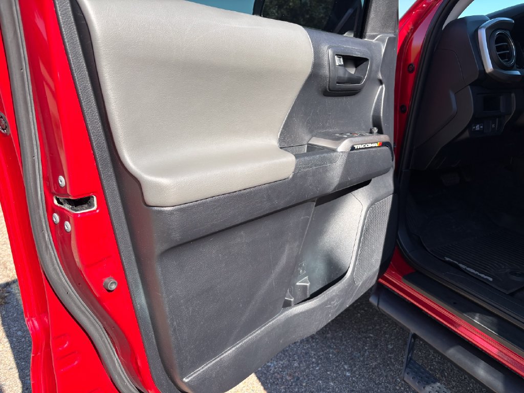 Used 2019 Toyota Tacoma SR5 AWD/4WD image 5