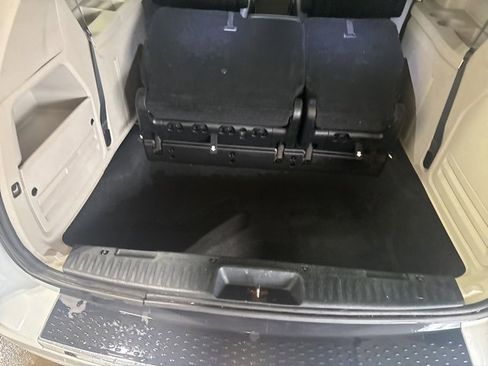 Used 2016 Chrysler Town & Country Touring image 6