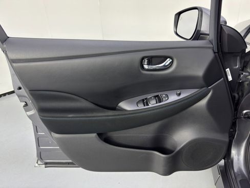 Used 2025 Nissan Leaf S image 33