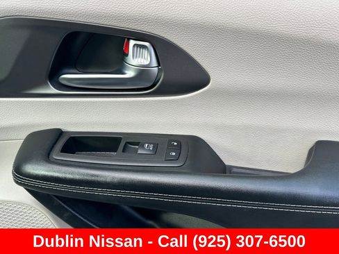 Used 2022 Chrysler Pacifica Touring-L FWD image 23