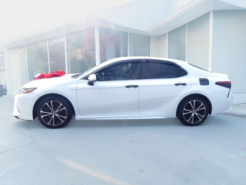 Used 2018 Toyota Camry SE FWD image 8