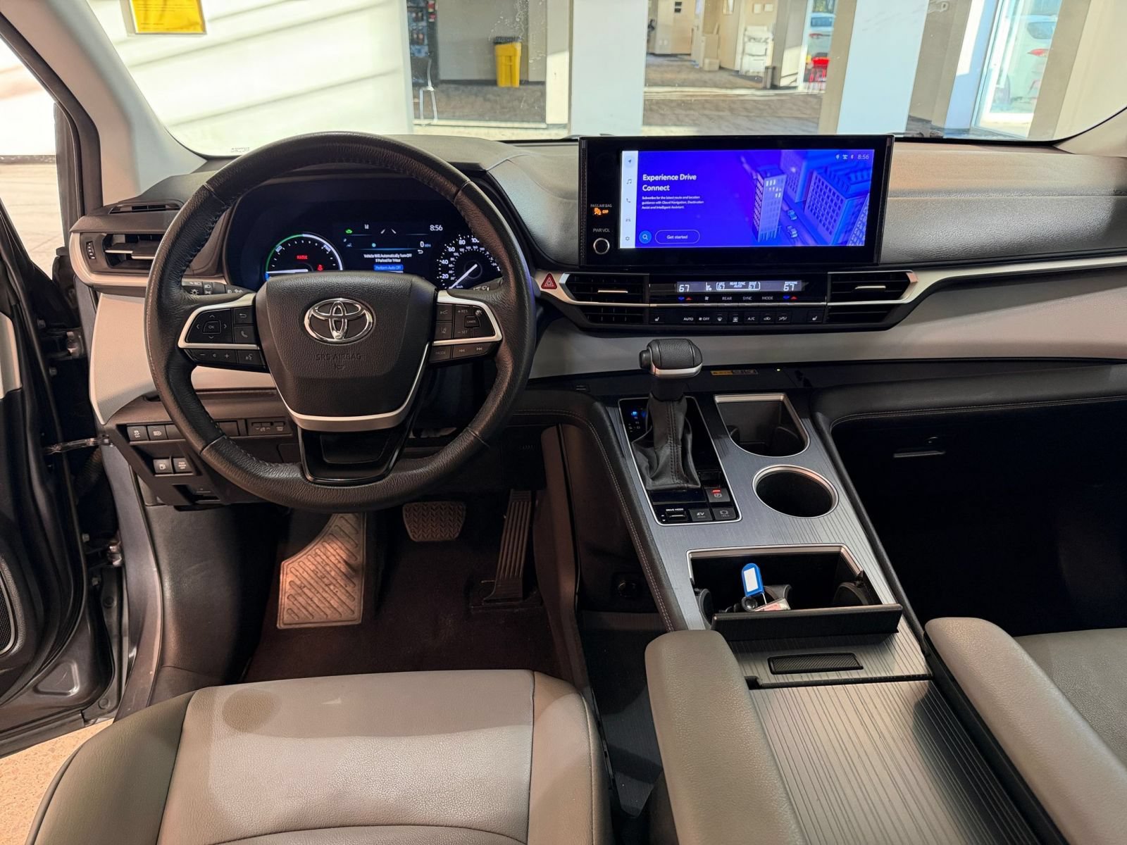 Used 2025 Toyota Sienna XLE FWD image 36