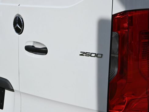 Used 2025 Mercedes-Benz Sprinter 2500 image 9