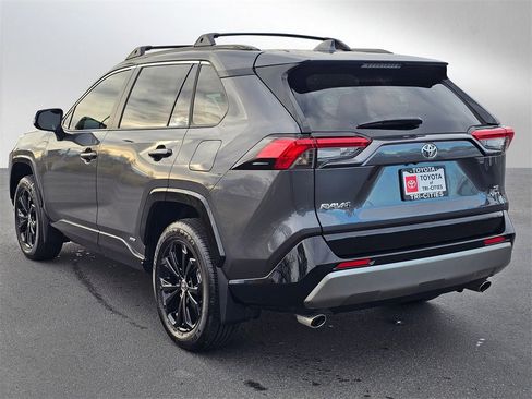 Used 2025 Toyota RAV4 SE image 3