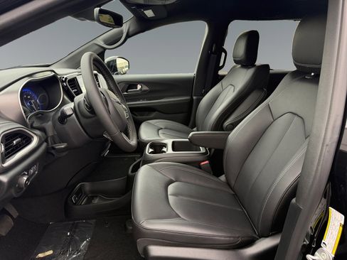 New 2026 Chrysler Pacifica Select image 9
