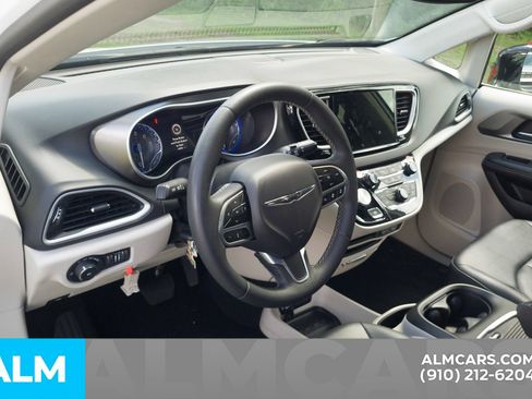 Used 2024 Chrysler Pacifica Touring-L FWD image 5