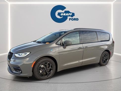 Used 2021 Chrysler Pacifica Touring w/ Uconnect Theater Family Group FWD image 2