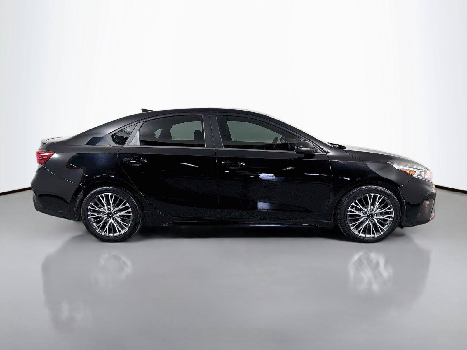 Used 2022 Kia Forte GT-Line w/ GT-Line Premium Package FWD image 4