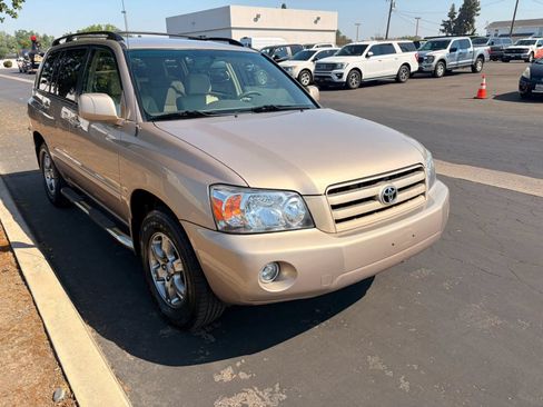 Used 2004 Toyota Highlander 2WD V6 w/ Preferred Pkg image 6