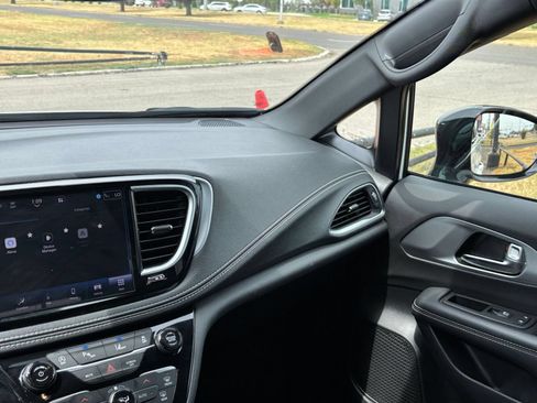 Used 2025 Chrysler Pacifica Limited FWD image 40