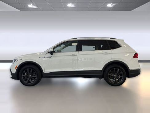 Used 2024 Volkswagen Tiguan SE w/ Panoramic Sunroof Package image 2