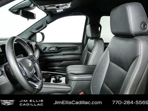 Used 2025 Chevrolet Suburban LT RWD image 5