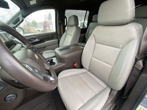 Used 2022 Chevrolet Suburban LT w/ Luxury Package image 14