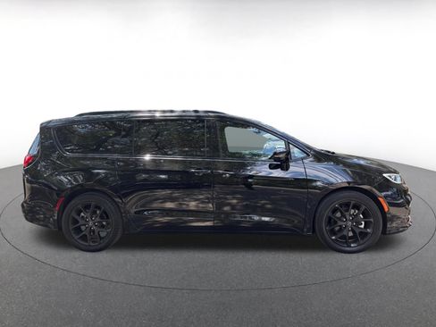 Used 2025 Chrysler Pacifica Limited FWD image 8