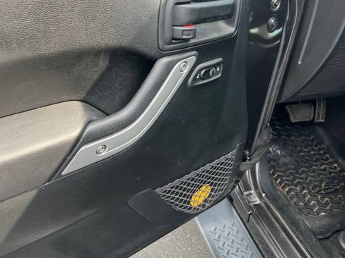 Used 2018 Jeep Wrangler Unlimited Sahara w/ Connectivity Group AWD/4WD image 17