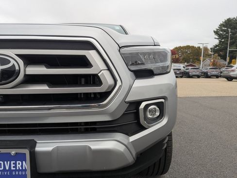 Used 2022 Toyota Tacoma Limited image 11