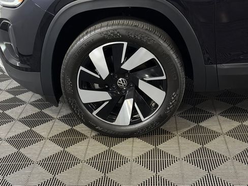 Used 2025 Volkswagen Atlas Cross Sport SE FWD image 11