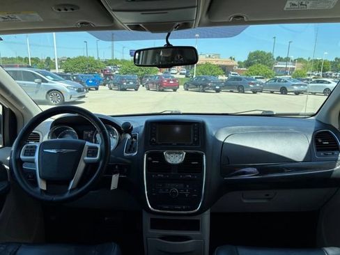 Used 2014 Chrysler Town & Country Touring FWD image 24