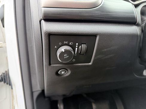 Used 2019 Jeep Grand Cherokee Laredo image 16