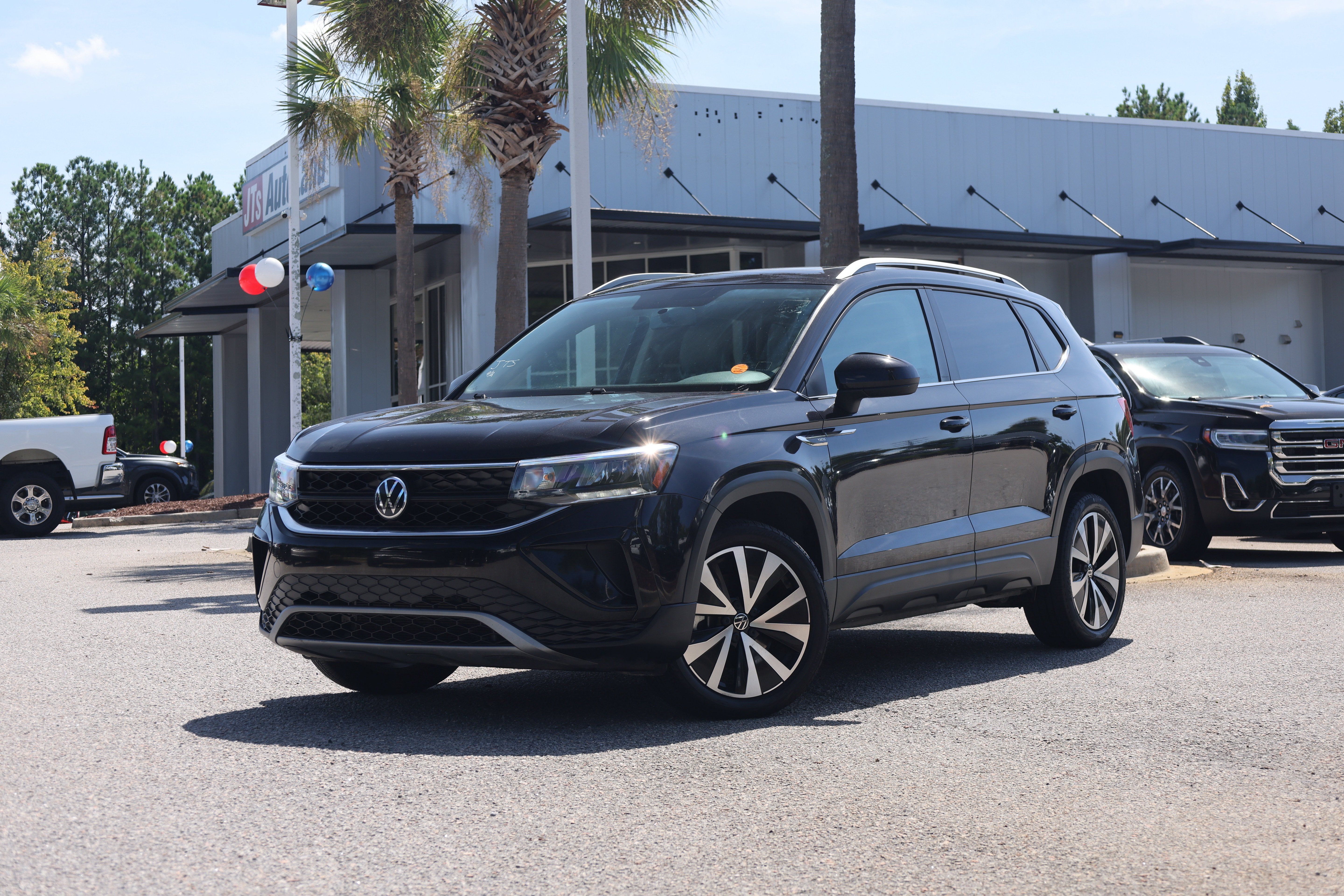 Used 2022 Volkswagen Taos SE w/ Panoramic Sunroof Package FWD image 1
