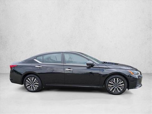 Used 2024 Nissan Altima 2.5 SV FWD image 4