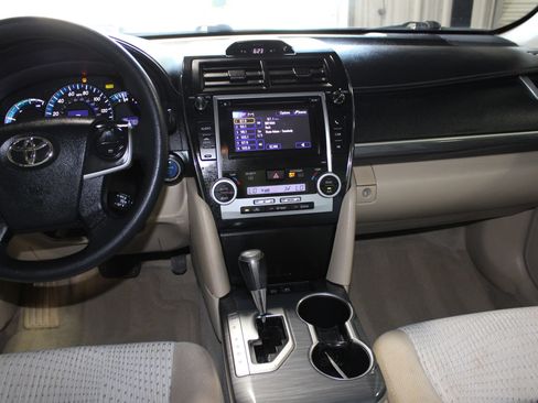 Used 2013 Toyota Camry LE FWD image 12