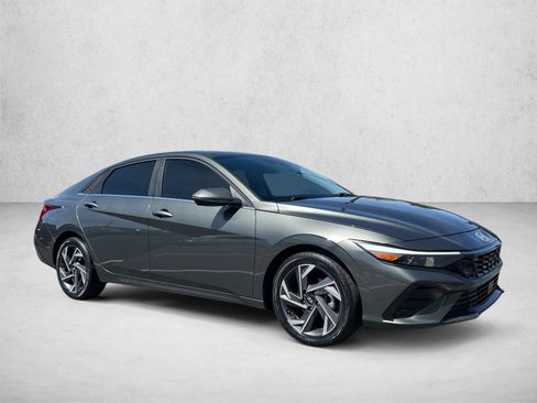 Used 2025 Hyundai Elantra Limited FWD image 3