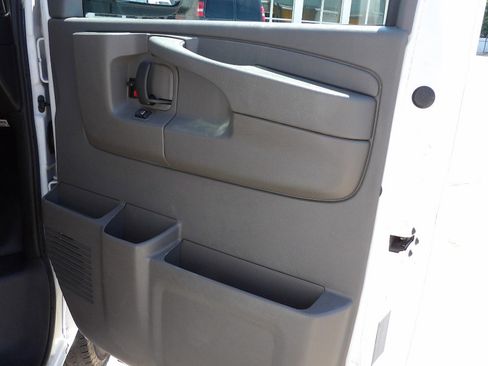 Used 2015 Chevrolet Express 2500 RWD image 21