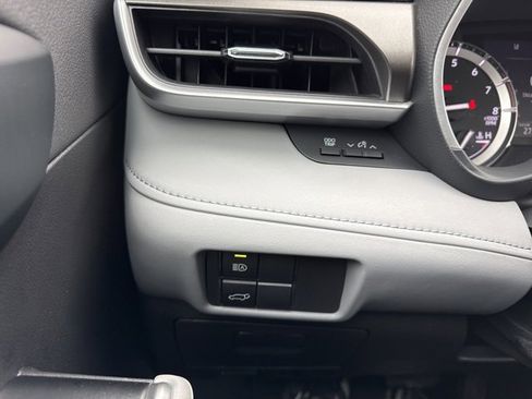 Used 2022 Toyota Highlander XLE image 23