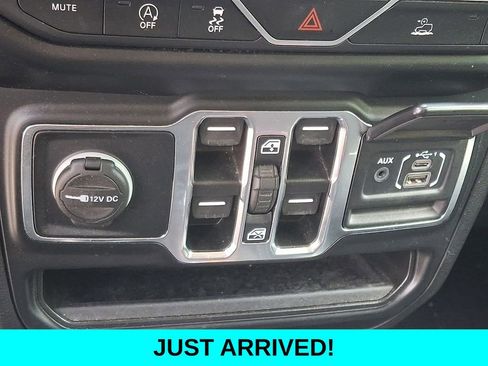 Used 2022 Jeep Wrangler Unlimited Sahara AWD/4WD image 23