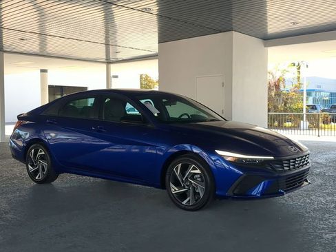 Used 2025 Hyundai Elantra Sport image 2