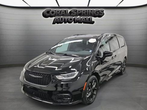 Used 2025 Chrysler Pacifica Limited FWD image 3